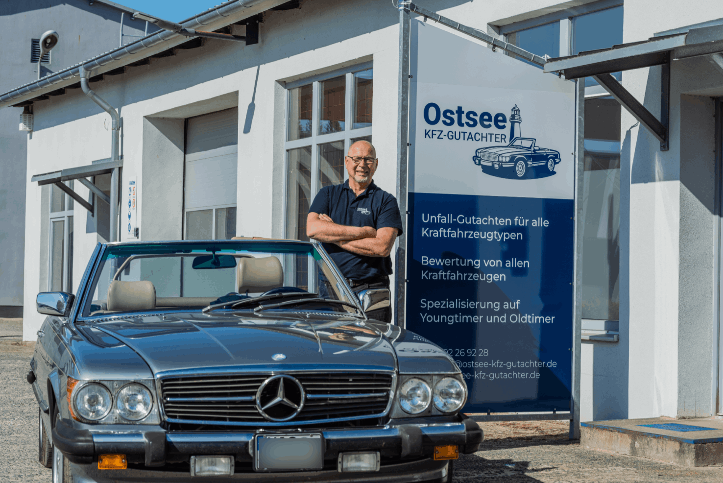 SVEN RÜSCH mit einem Oldtimer